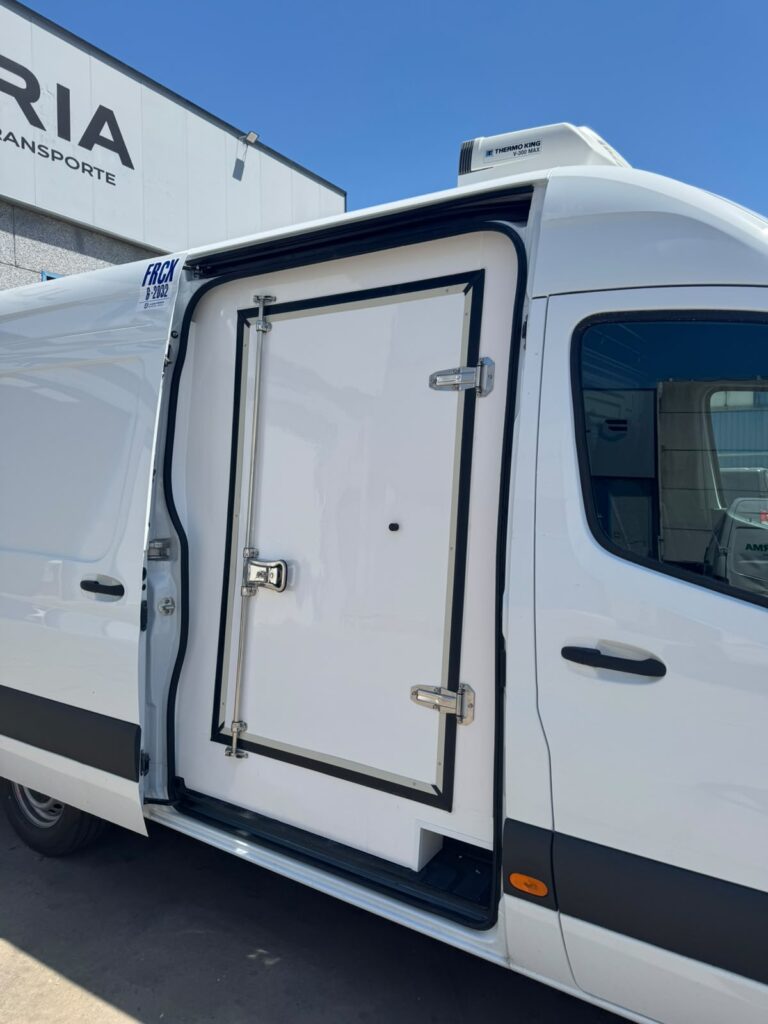 Mercedes Sprinter frigorífica transformada por Juan Feria S.A.