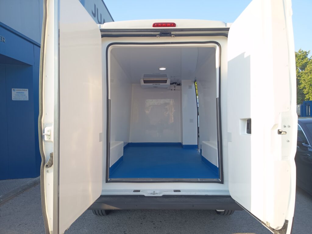 Interior del isotermo reforzado instalado en una Peugeot Boxer eléctrica