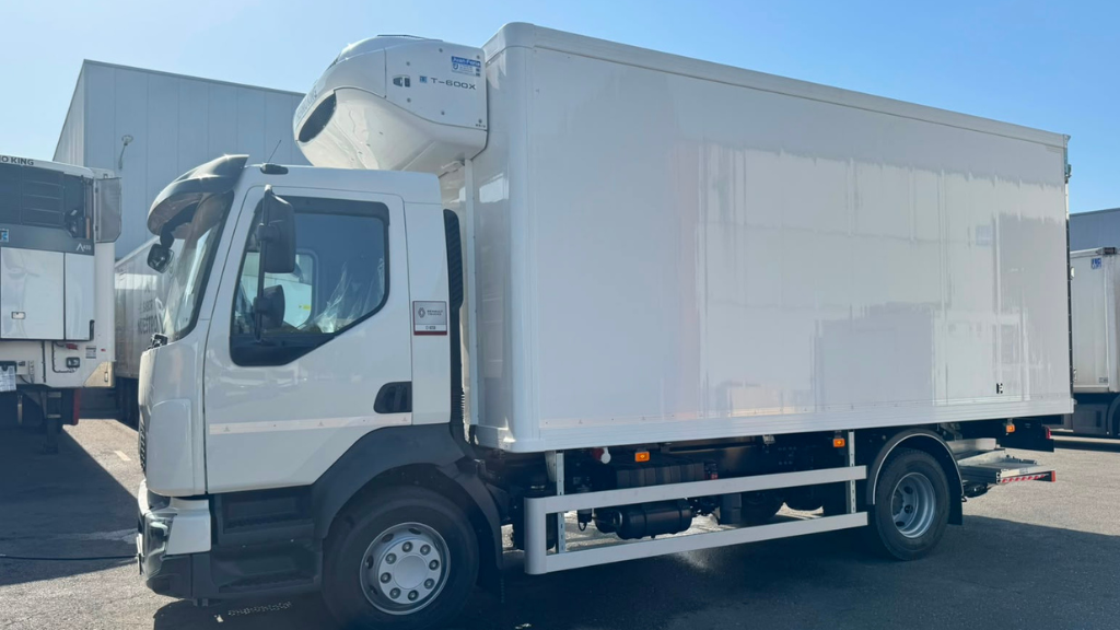 Camión Renault con equipo de frío, caja isoterma y plataforma elevadora