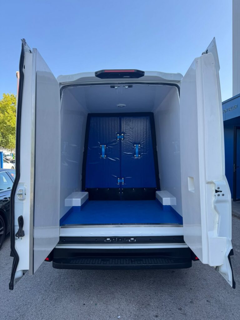 Furgoneta frigorífica Iveco Daily con panel separador móvil a medida en isotermo
