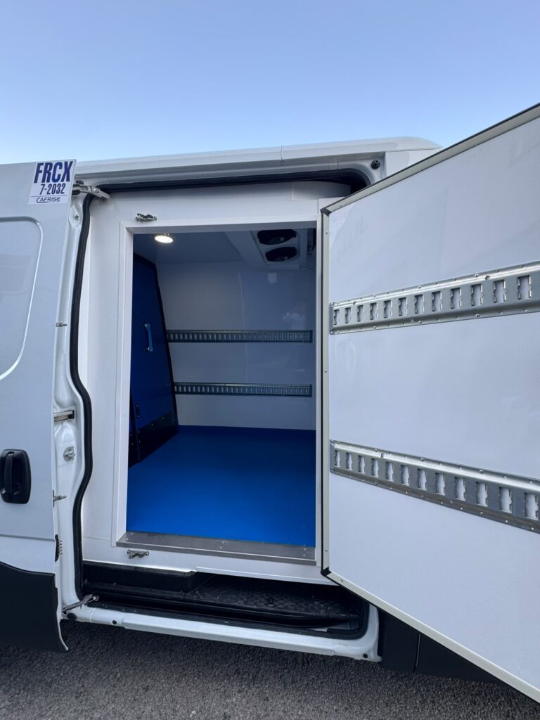 Furgoneta isotermo Iveco con puerta lateral independiente