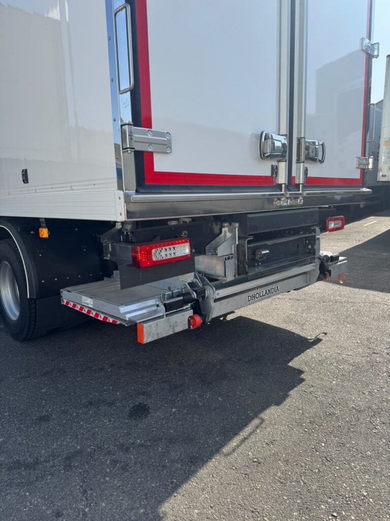 Chasis Renault con Plataforma Elevadora Dhollandia retráctil de 2000 Kg