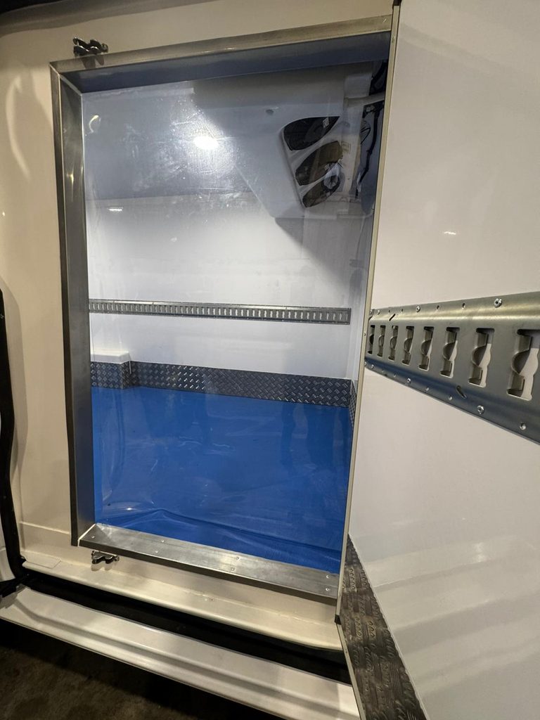 Furgoneta frigorífica con puerta lateral independiente y cortina de lamas