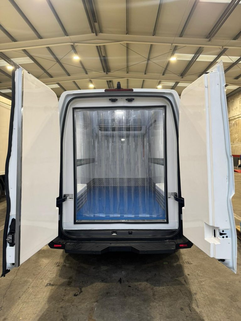 Interior furgoneta para reparto de ultracongelados con isotermo y equipo de frío 
