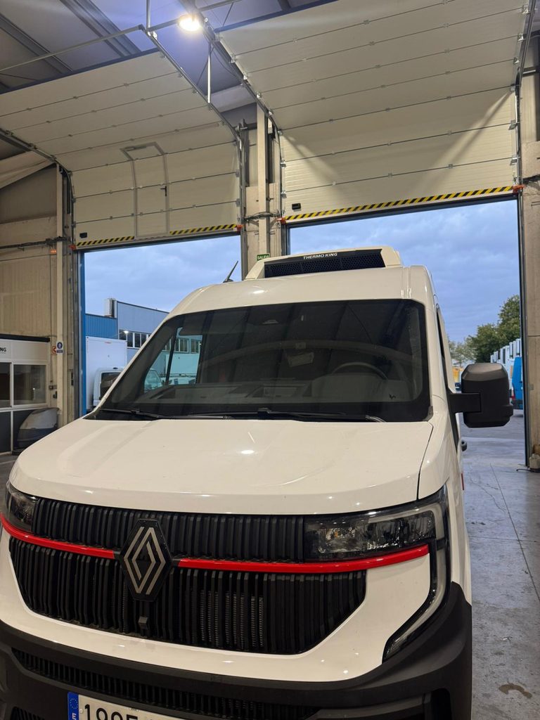 Vista delantera de furgoneta Renault Master con equipo de frío Thermo King en Sevilla