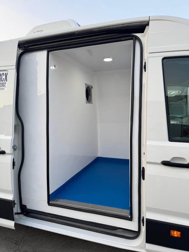 Zona refrigerada de furgoneta MAN frigorífica multitemperatura con acceso lateral