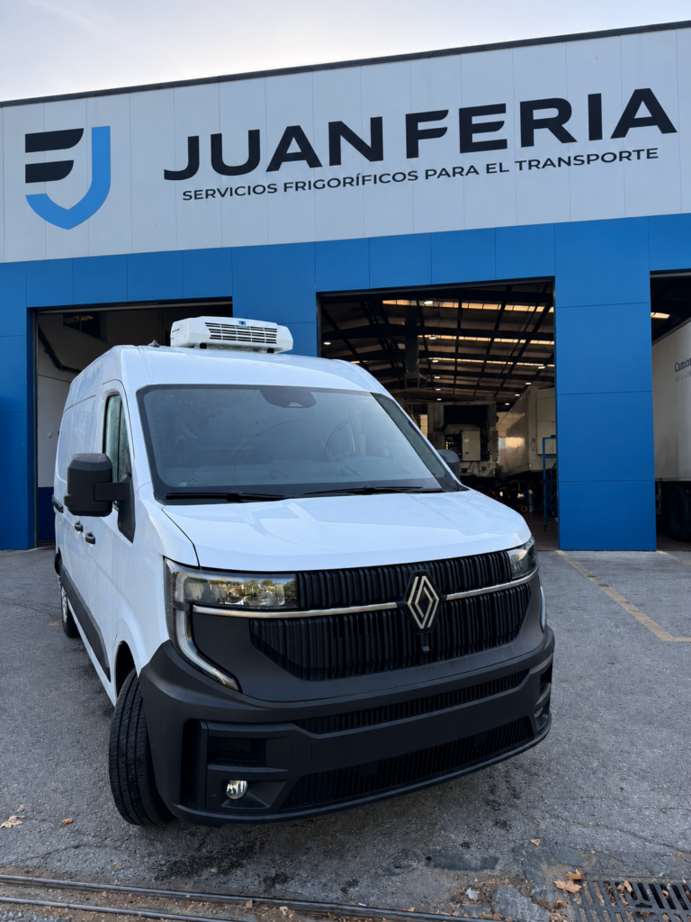 Isotermo reforzado instalado en Renault Master para transporte refrigerado
