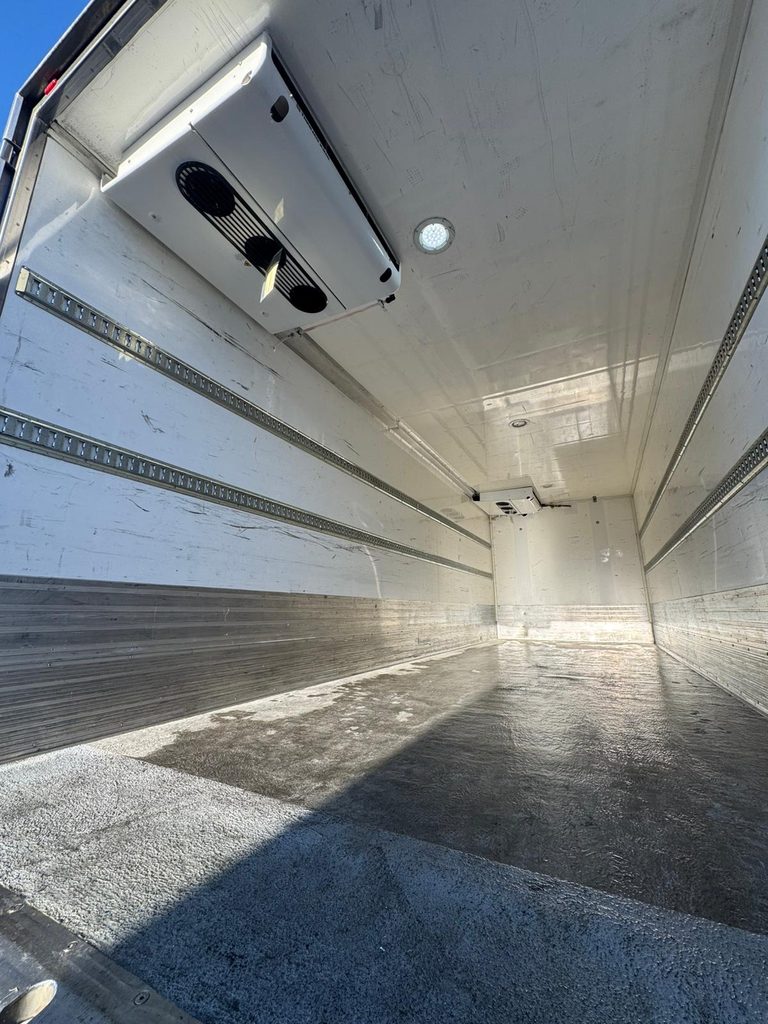 Interior caja camión con equipo de frío multitemperatura