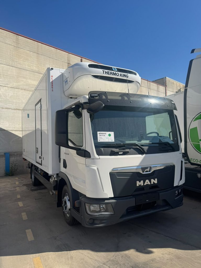 Camión MAN con equipo de frío Thermo King TX-800 y caja frigorífica con plataforma elevadora dhollandia capacidad 1500 Kg