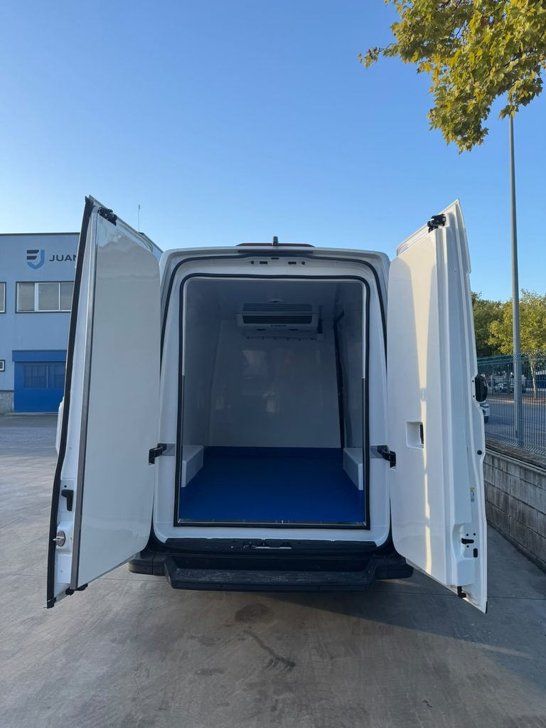Interior furgoneta con isotermo para reparto de catering 