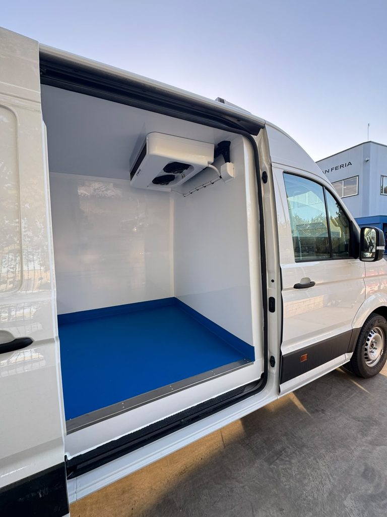 Interior isotermo de furgoneta Volkswagen Crafter para empresa de catering